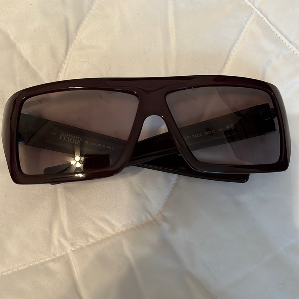 Women branded sunglasses with case